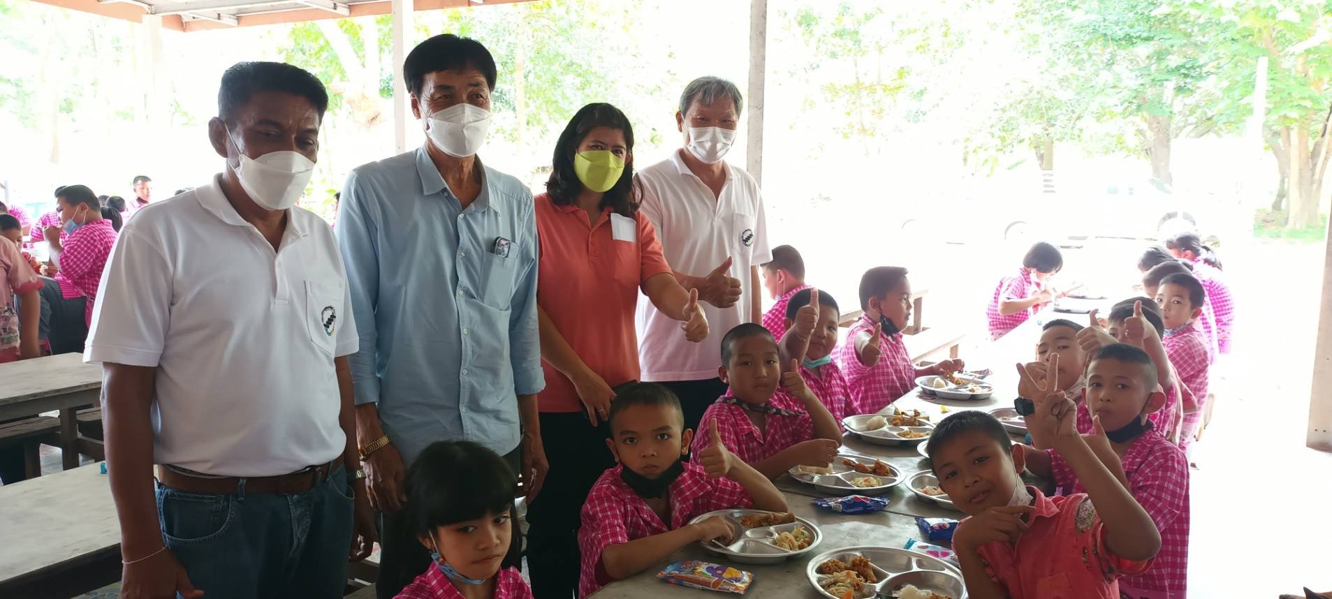 เลี้ยงอาหารกลางวันเด็กนักเรียน